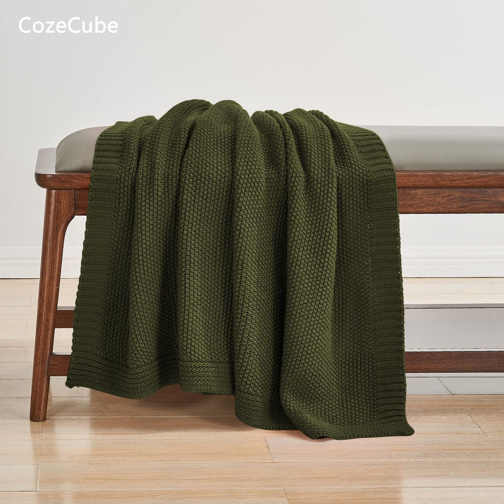 CozeCube plaid drapé sur canapé apportant touche farmhouse