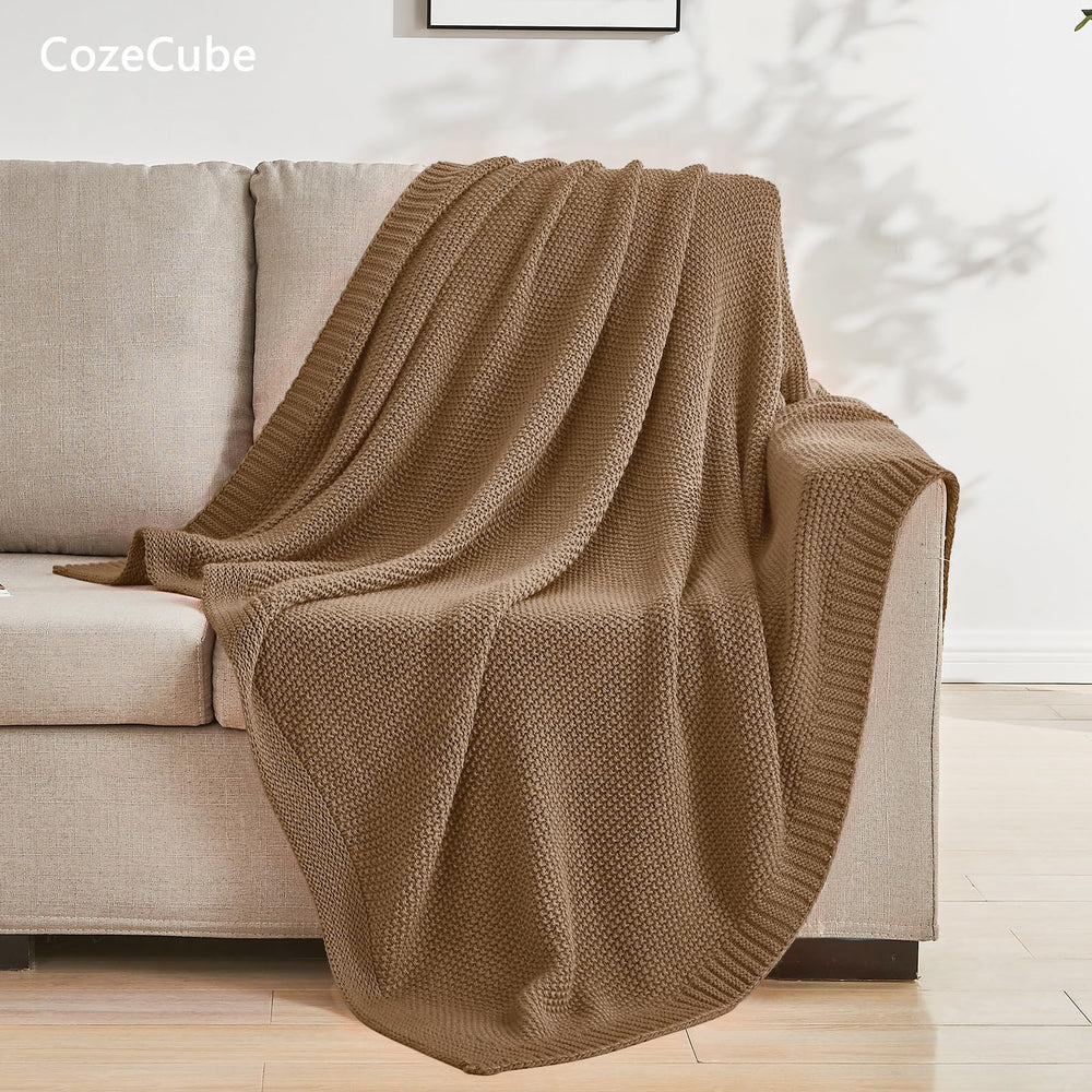 CozeCube plaid posé sur canapé pour une ambiance farmhouse accueillante