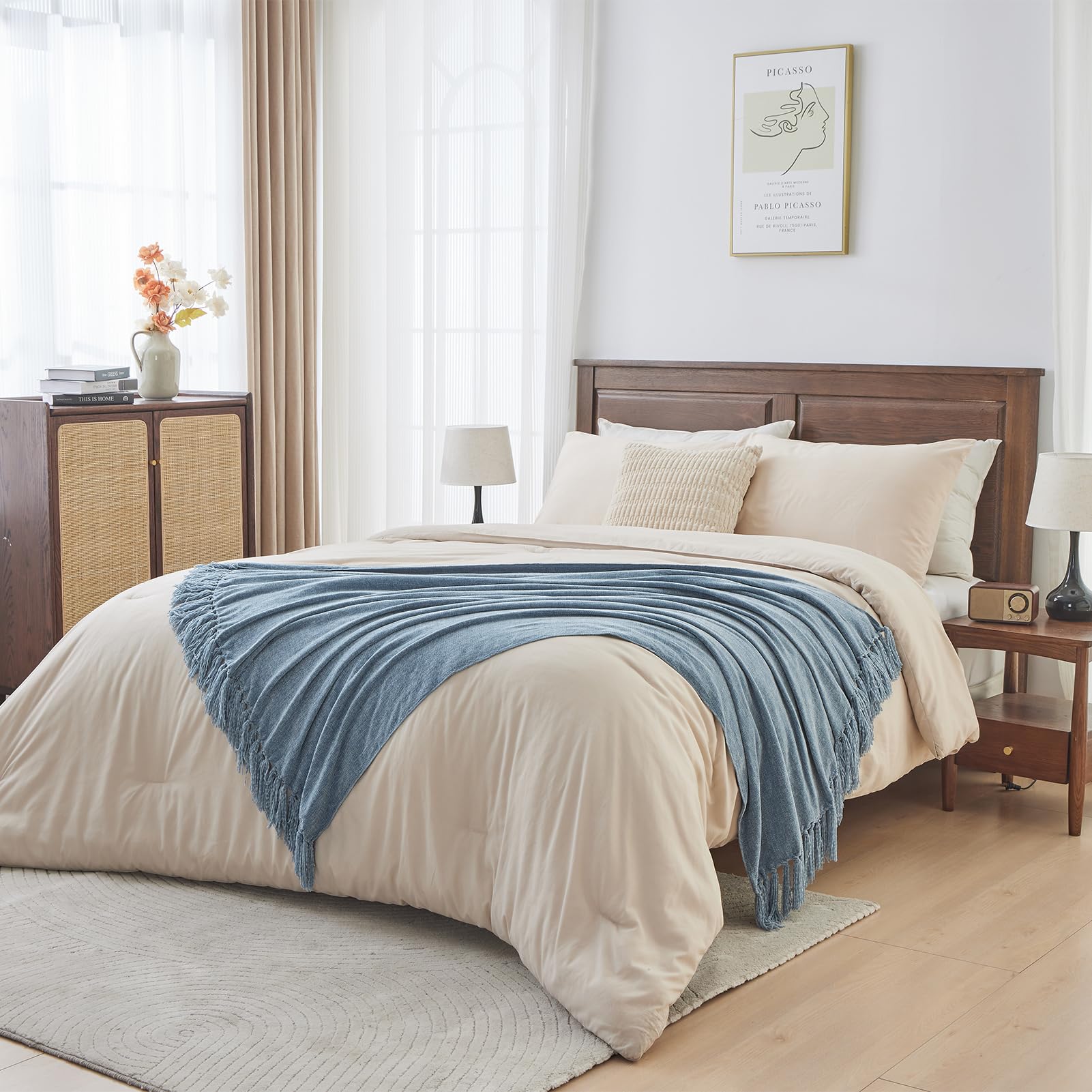 CozeCube plaid comparé à une chaise montrant la taille pratique