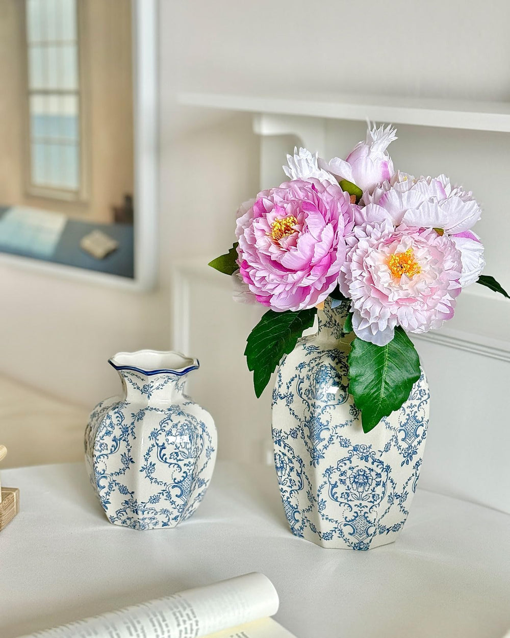 COZLIV vase bleu mise à l'échelle à côté d'une main pour taille réelle