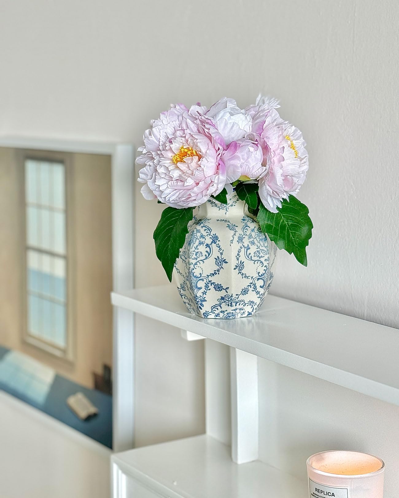 COZLIV vase bleu gros plan surface brillante illustrant qualité porcelaine