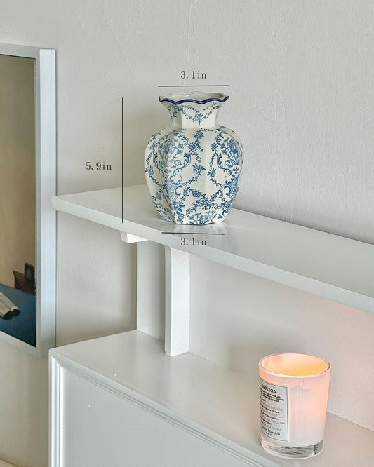 COZLIV vase bleu gros plan profil mettant en valeur la forme unique