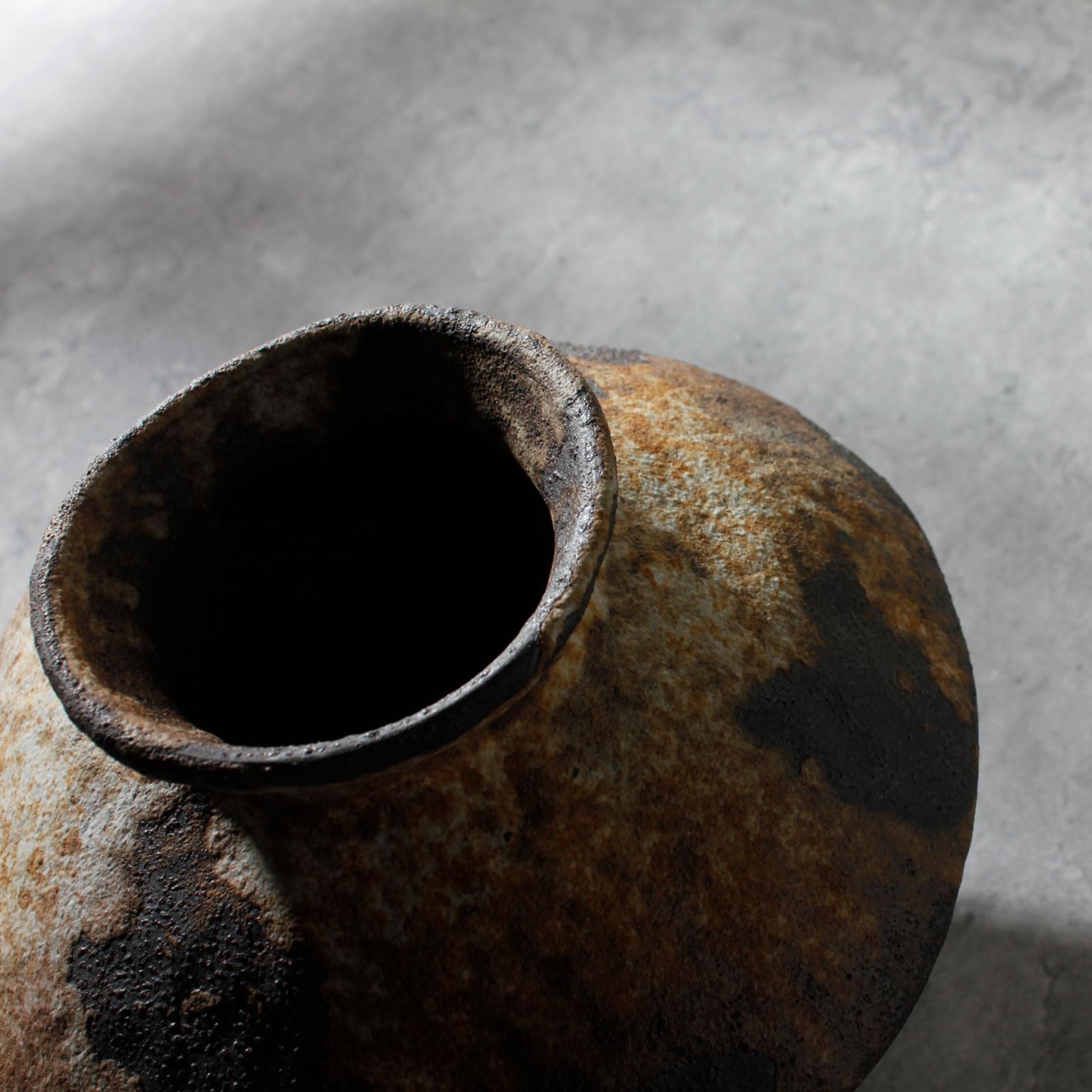 COZLIV vase échelle avec main montre l'échelle et la robustesse pratique