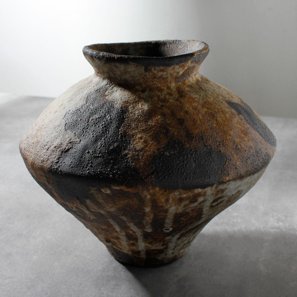 COZLIV vase face avant montrant sa forme rustique et caractère décoratif
