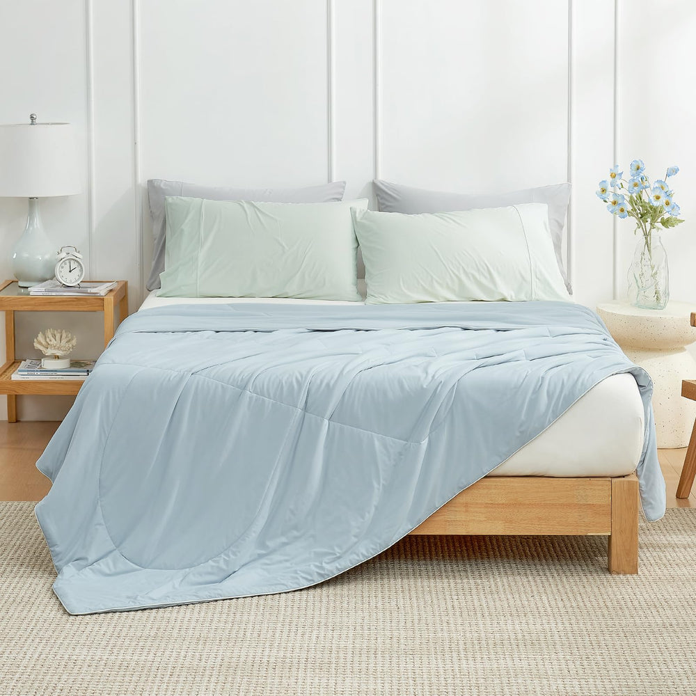 Couette Cozy Bliss posée sur un lit queen, confort d'été illustré
