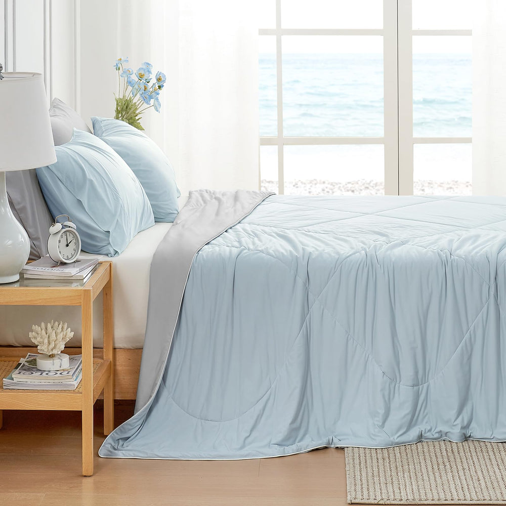 Cozy Bliss couette étalée sur lit queen illustrant fraîcheur et confort nocturne