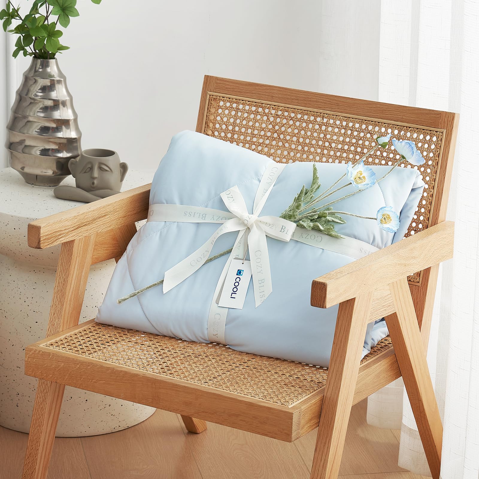 Personne lisant sous la couette Cozy Bliss, détente et fraîcheur
