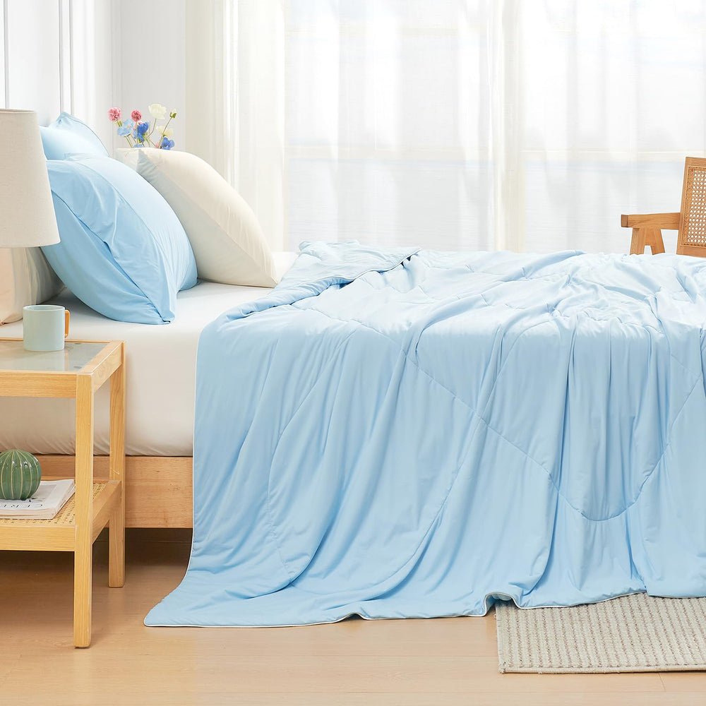 Cozy Bliss couette sky blue posée sur lit queen pour nuits plus fraîches