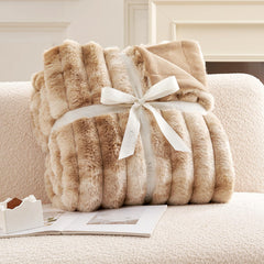 Gros plan sur les rayures tie-dye Cozy Bliss soulignant texture et style