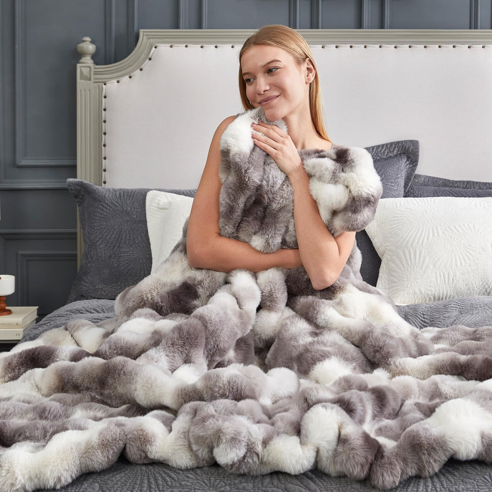 Cozy Bliss plaid drapé au coin du lit apportant douceur et style à la chambre