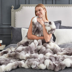 Cozy Bliss plaid drapé au coin du lit apportant douceur et style à la chambre