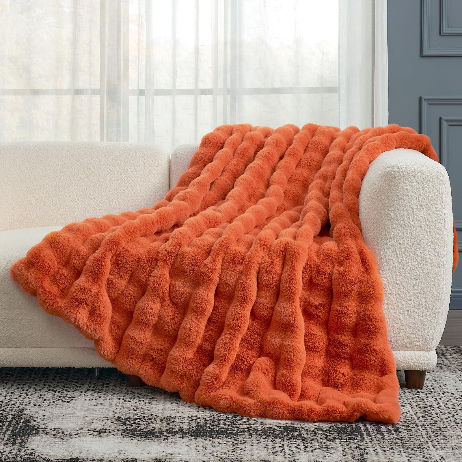Cozy Bliss posé à côté d'une règle pour comparaison de taille pratique