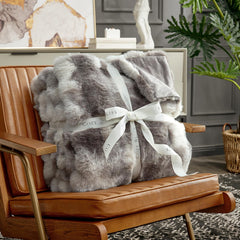 Cozy Bliss plaid posé sur canapé illustrant chaleur et confort pour les soirées