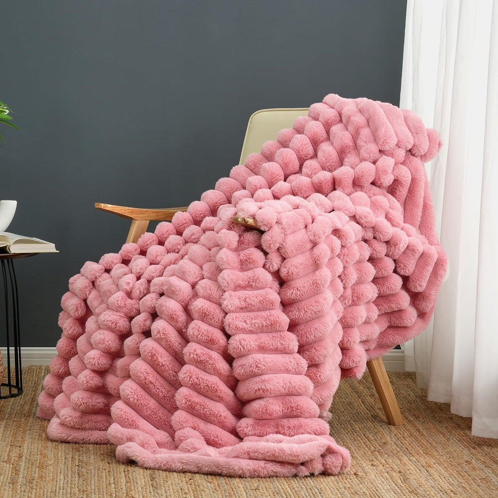 Cozy Bliss vue avant du plaid rose vif, apporte confort et style