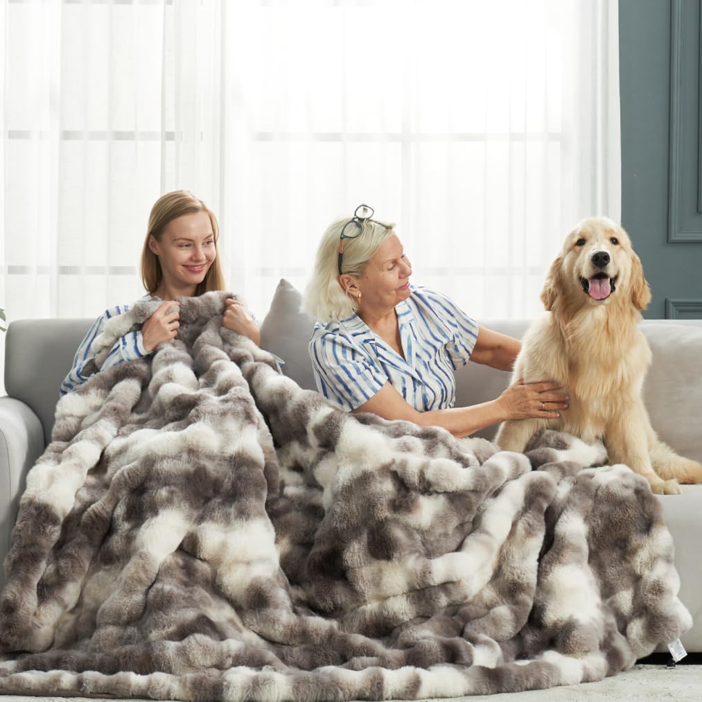 Cozy Bliss face avant du plaid montrant le tie-dye taupe et le volume pour confort visuel