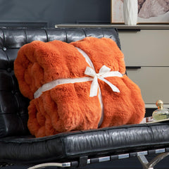 Plaid Cozy Bliss sur canapé décoré pour Halloween apportant chaleur visuelle