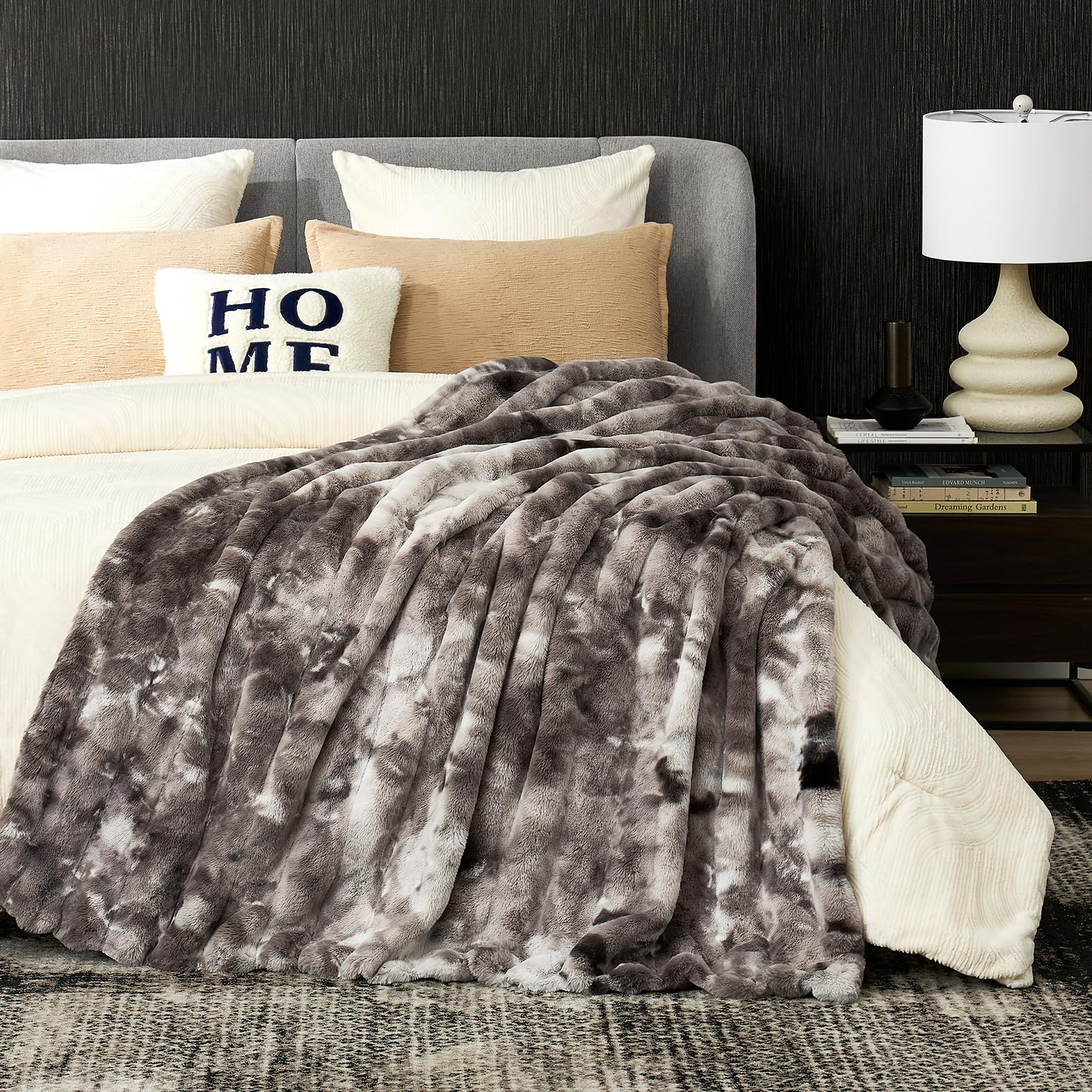 Cozy Bliss posé sur canapé apportant style moderne