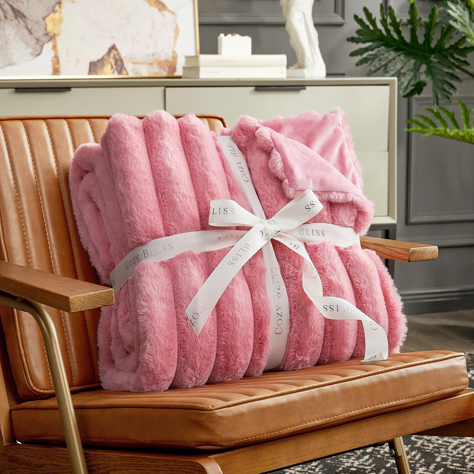 Cozy Bliss plaid posé sur canapé, apporte chaleur et accent décoratif