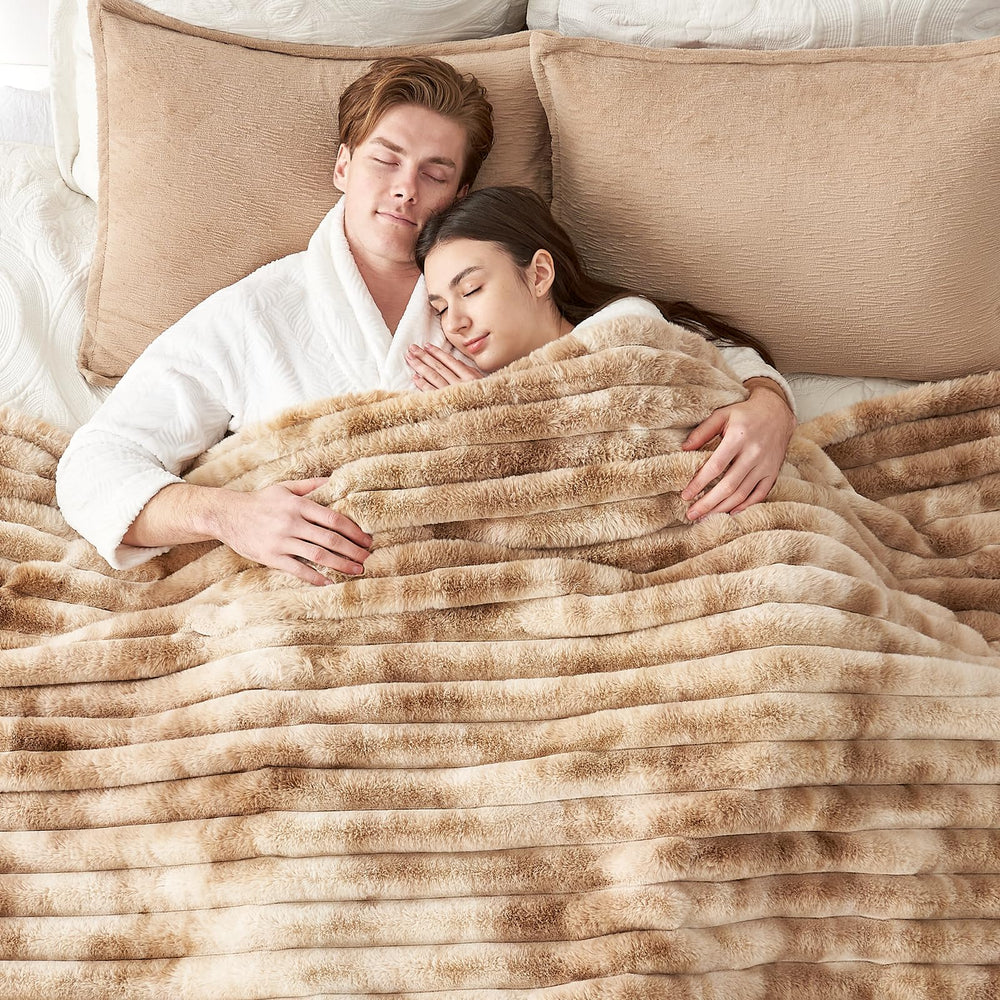 Plaid Cozy Bliss posé sur canapé illustrant chaleur et ambiance cocooning