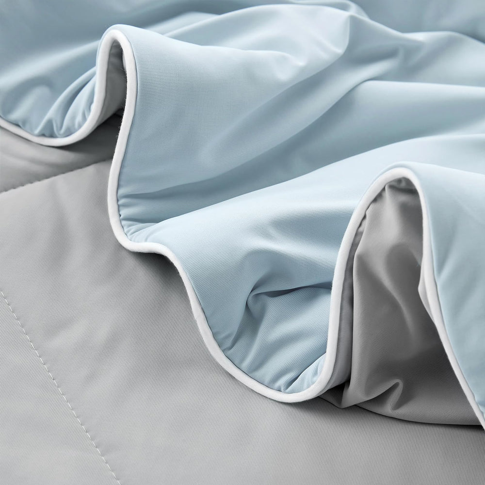 Cozy Bliss main touchant la texture douce apportant sensation apaisante