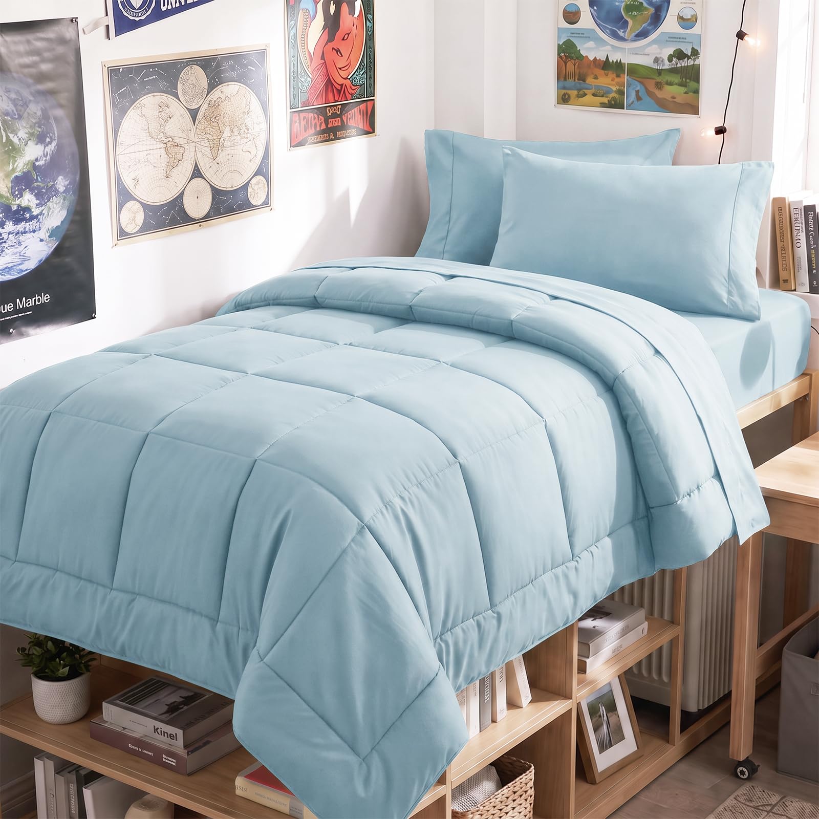 CozyLux couette bleu clair présentée sur lit, apparence soignée et chaleureuse