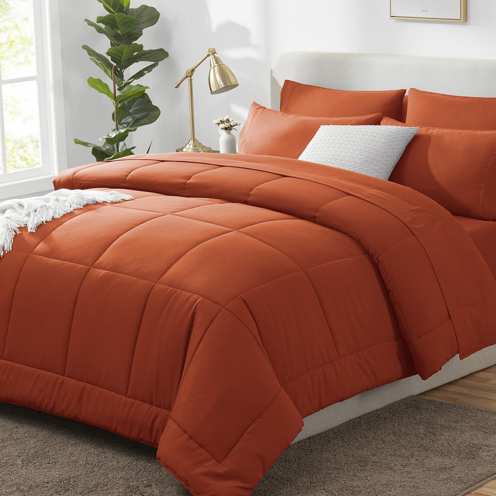 CozyLux couette terracotta posée sur lit, apporte chaleur esthétique
