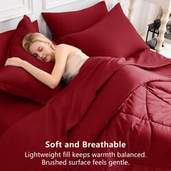 CozyLux lit fait en rouge foncé créant une chambre élégante