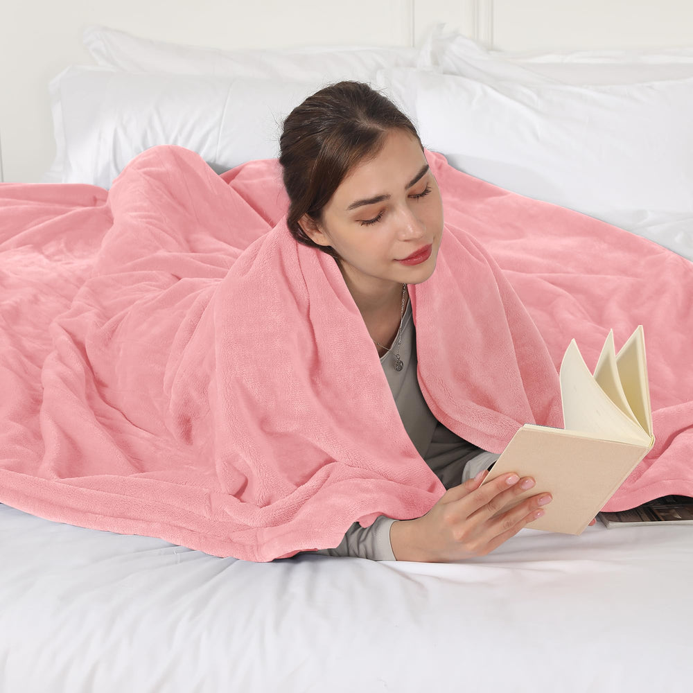 COZYTY comparaison taille sur lit illustrant la couverture 72 x 84 pour couverture complète