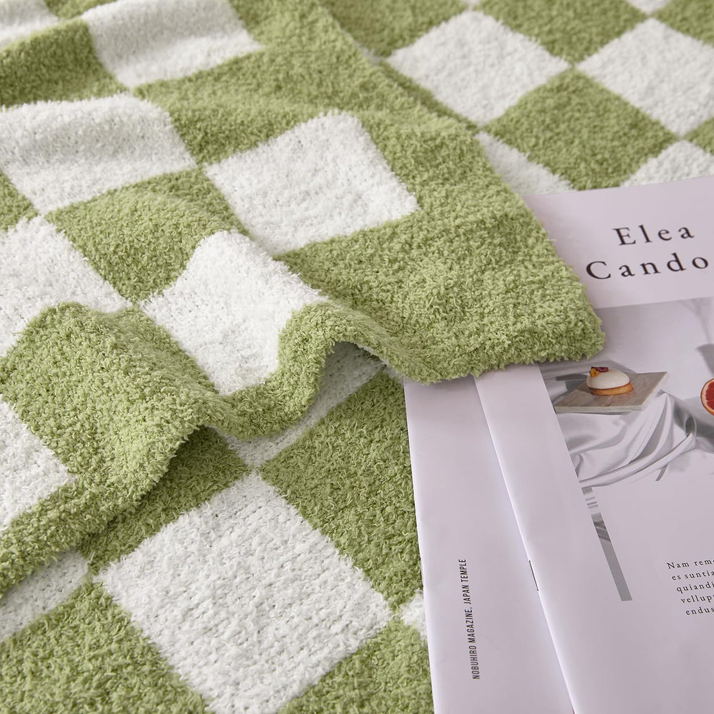 Cozzenity plaid posé sur lit pour ajouter élégance cosy