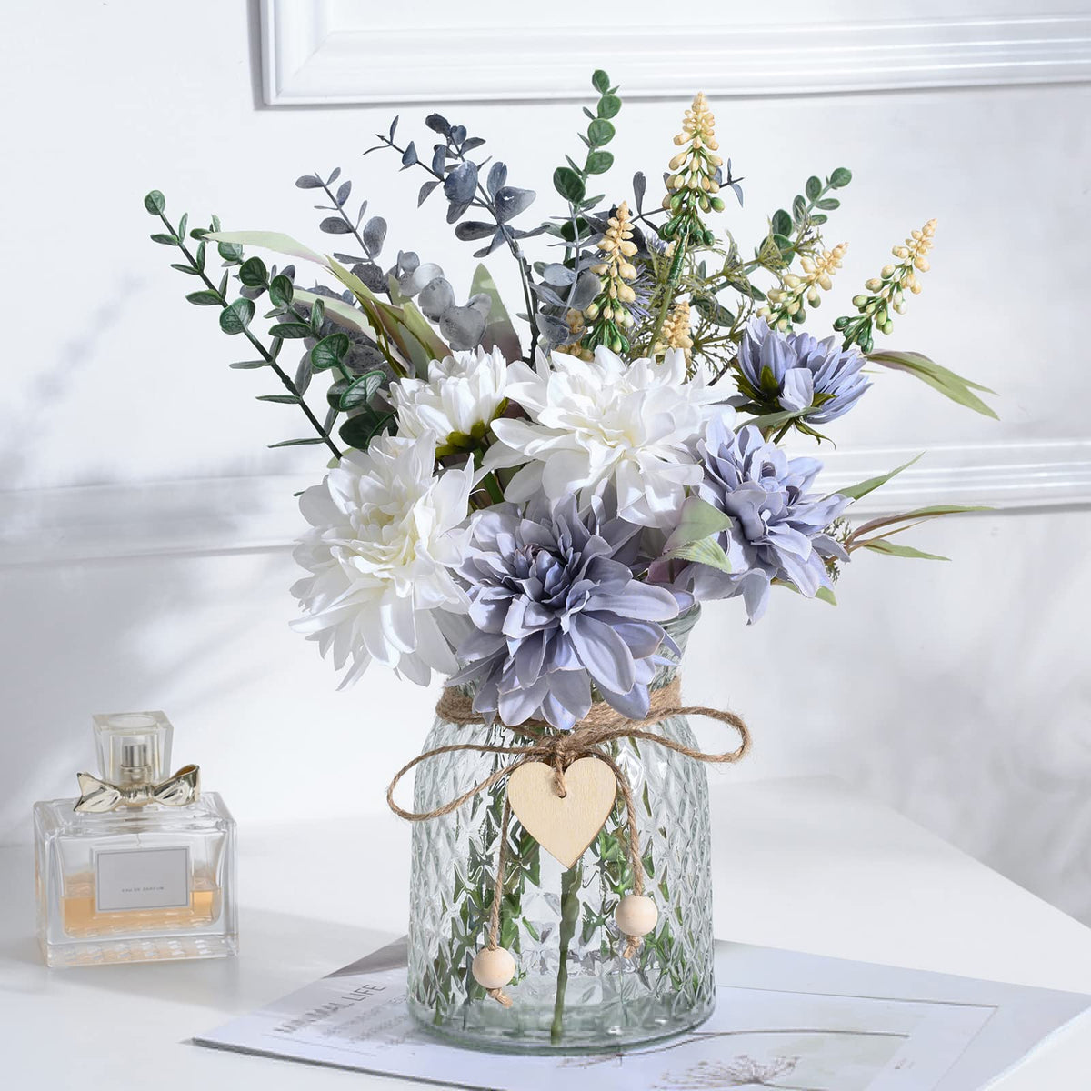 COZZI CODI vue de face du vase et bouquet bleu prêt à décorer