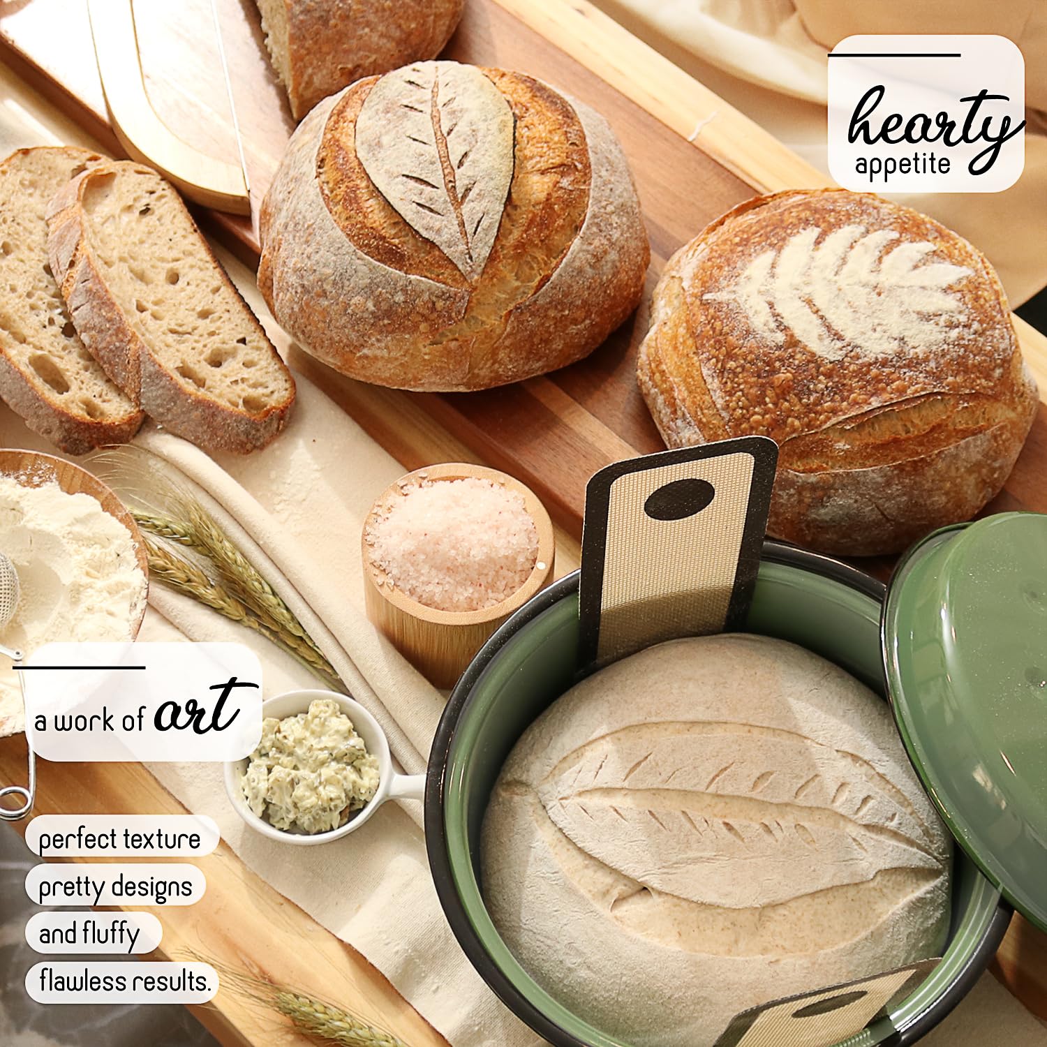 CraftZee pain cuit en cocotte posé sur planche, rendu artisanal appétissant