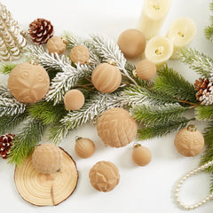CristBest boules en usage sur sapin mettant en valeur ambiance chaleureuse