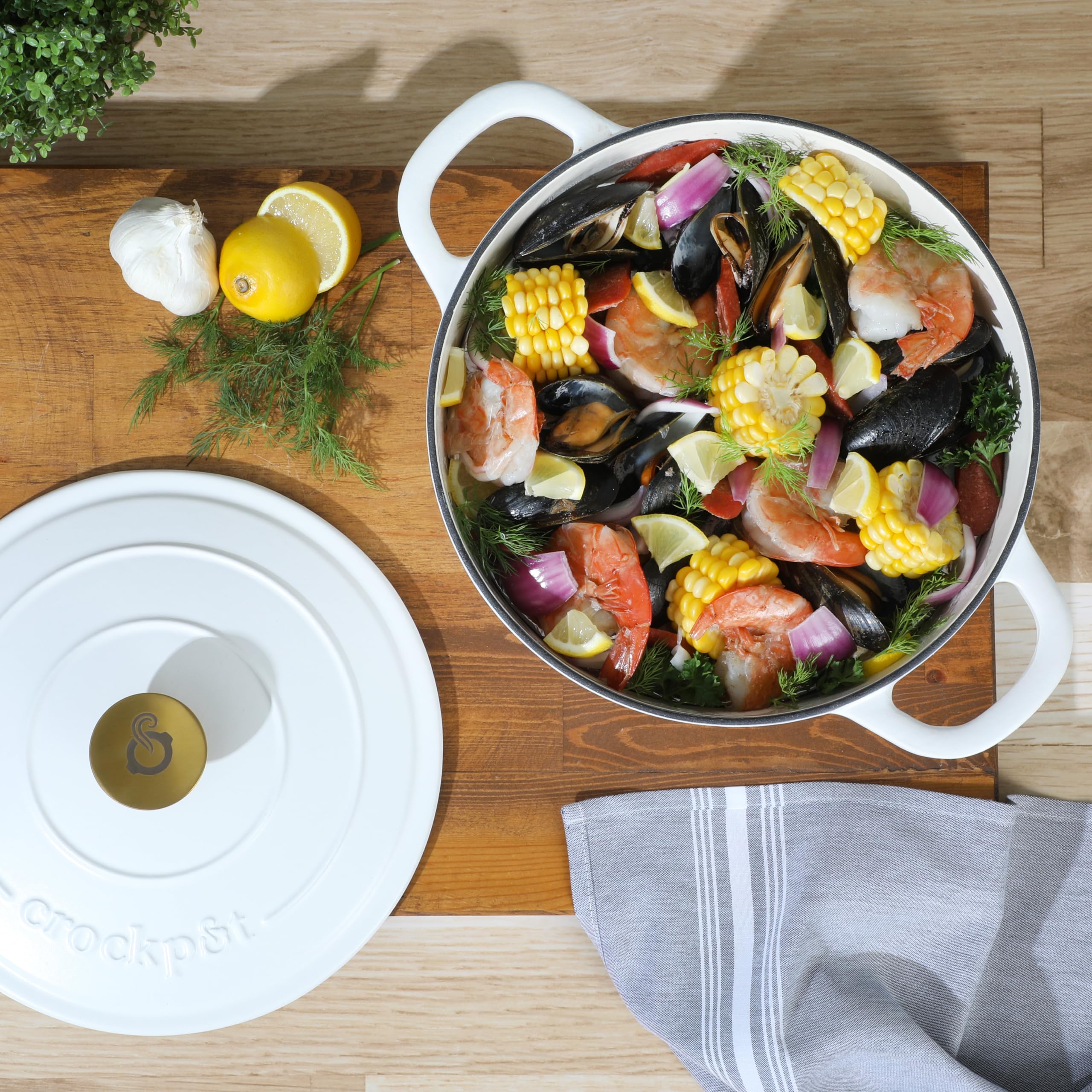Crock‑Pot Artisan gros plan du bouton doré ajoutant une finition sophistiquée