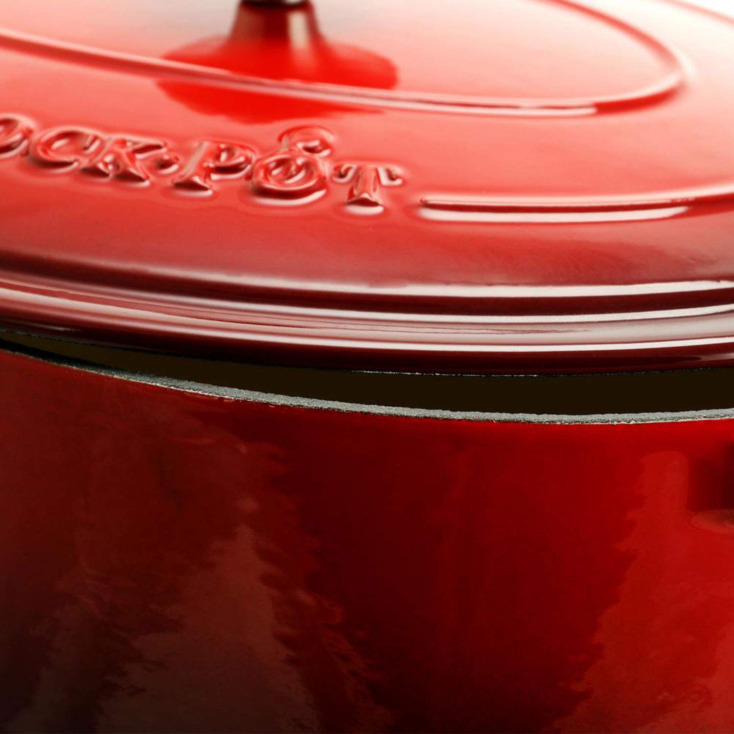 Crock-Pot cocotte à côté d'objets pour comparaison de capacité 7 quarts