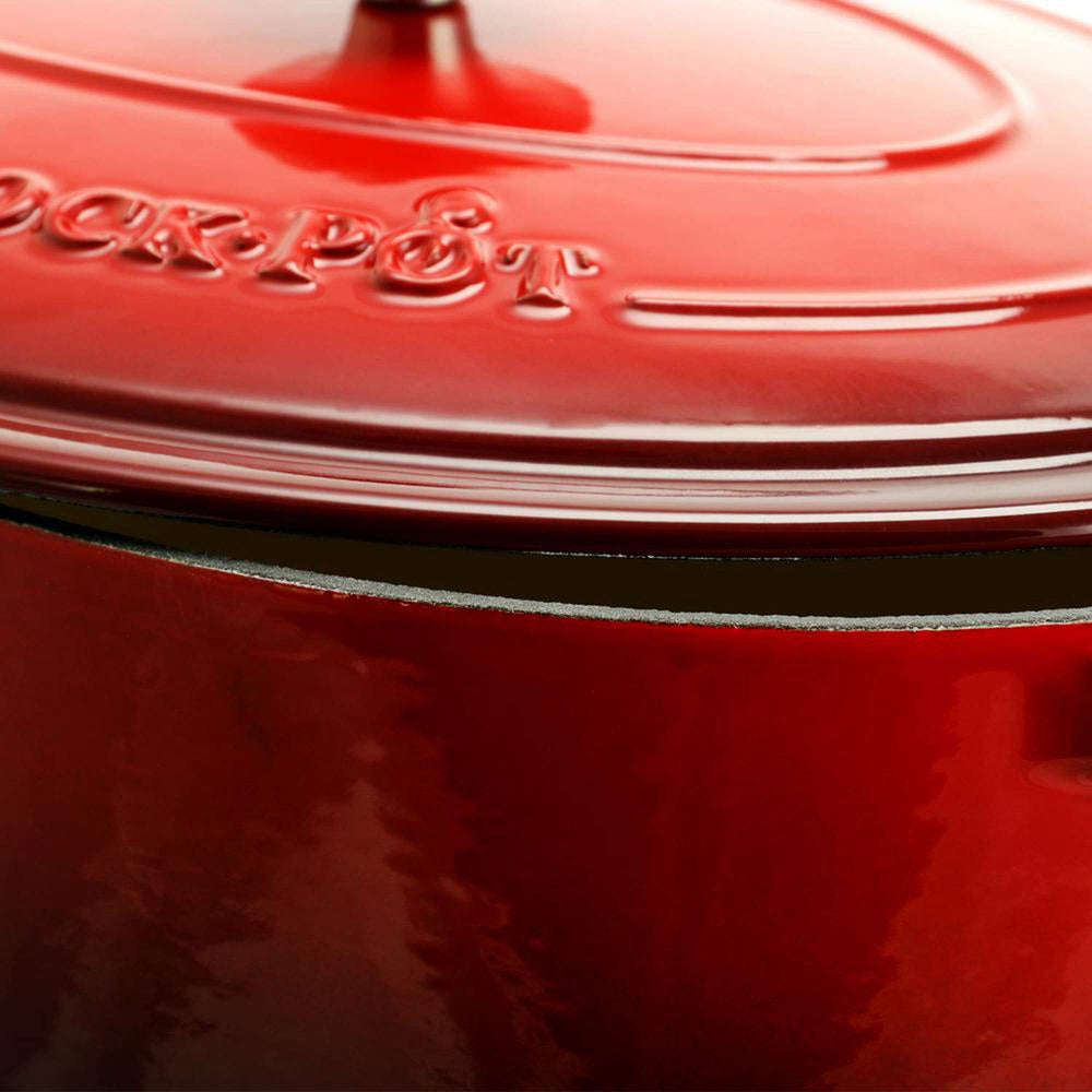 Crock-Pot cocotte à côté d'objets pour comparaison de capacité 7 quarts