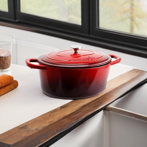 Crock-Pot cocotte servie sur table familiale pour présentation conviviale