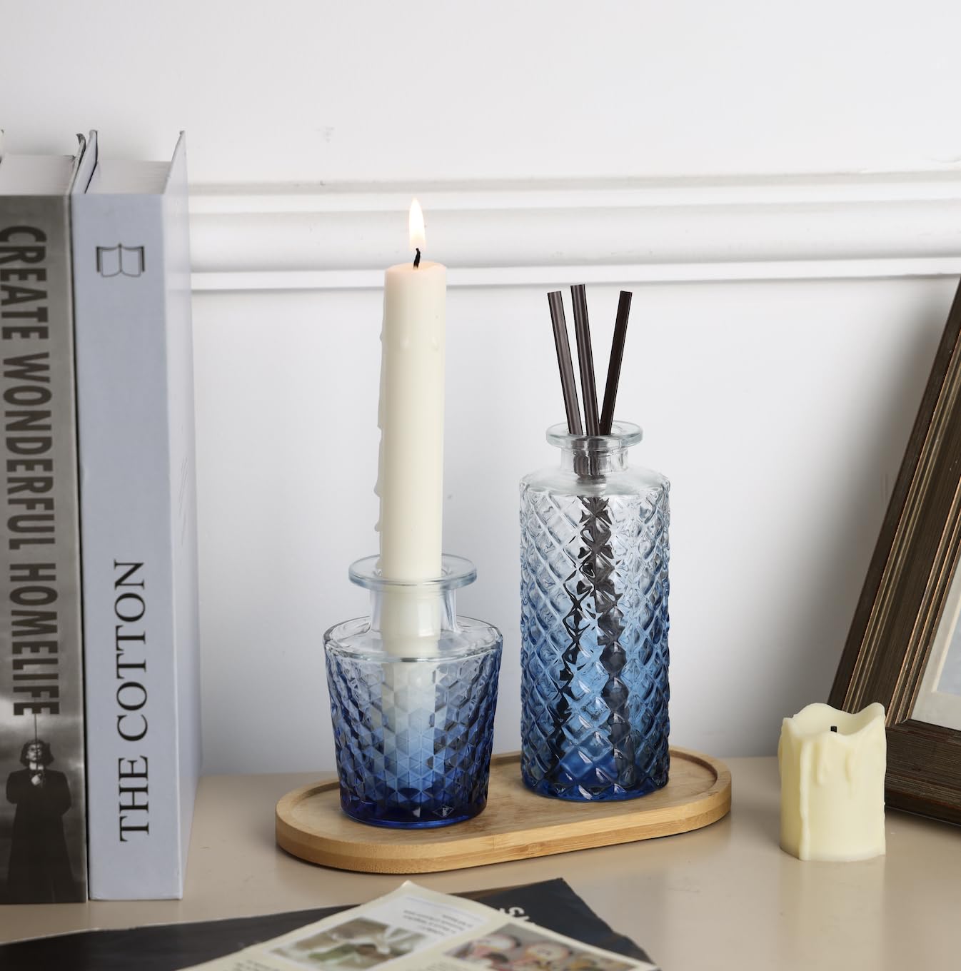 CUCUMI vase tenu en main pour échelle, illustre taille et maniabilité