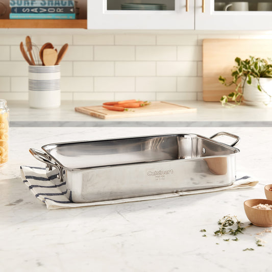 Cuisinart gros plan poignée rivetée montrant prise sûre et inspection qualité