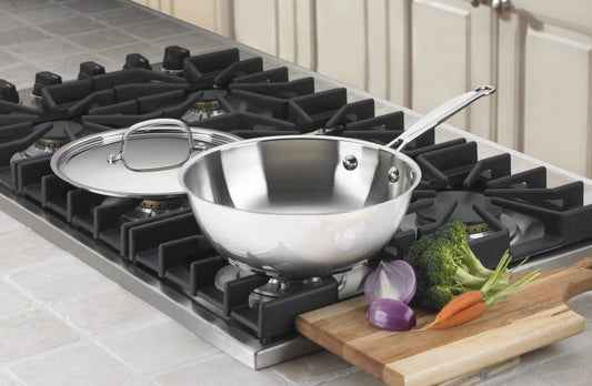 Cuisinart 735-24 gros plan poignée Cool Grip et fond encapsulé pour chaleur uniforme