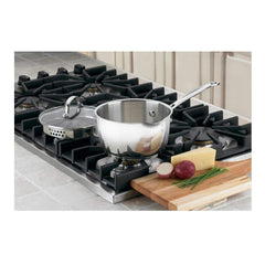 Cuisinart casserole 719-18P gros plan sur la poignée rivetée montrant sécurité et prise confortable