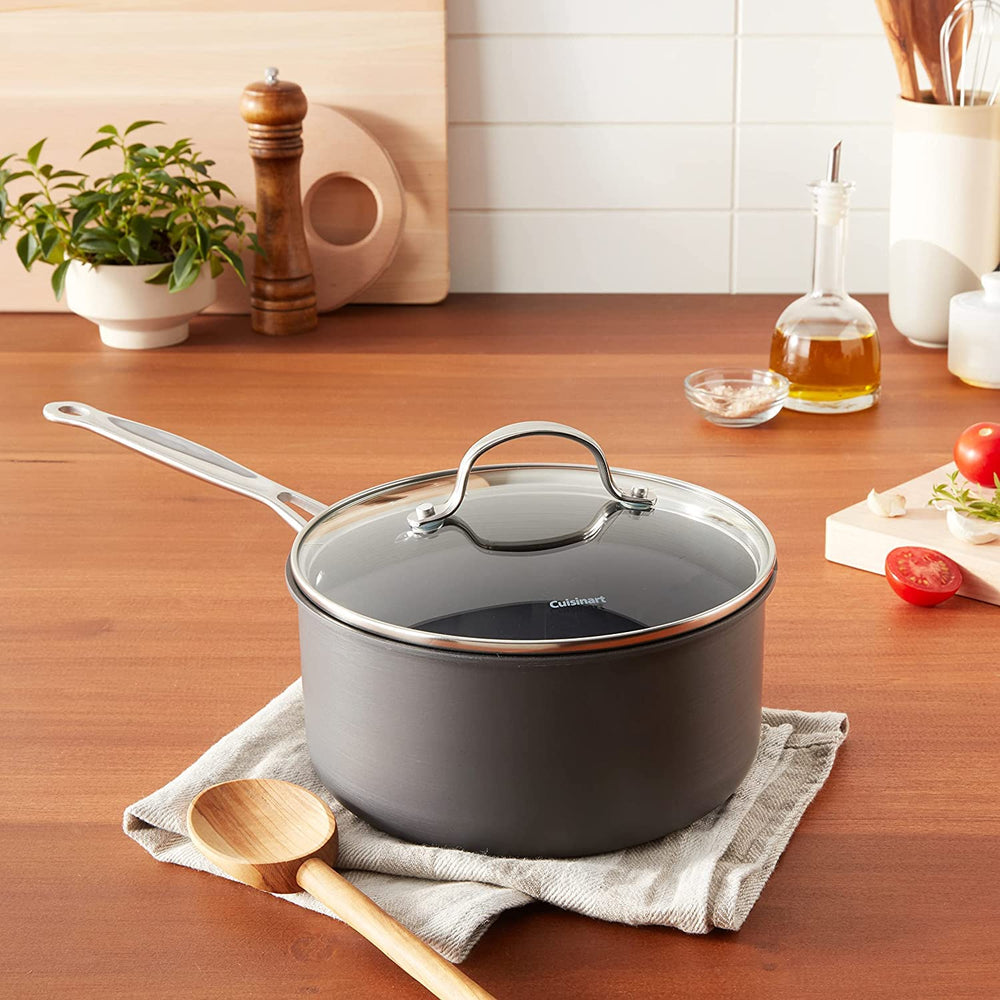 Cuisinart casserole en usage sur plaque montrant réduction de sauce
