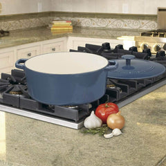 Cuisinart cocotte en usage sur plaque démontrant compatibilité induction