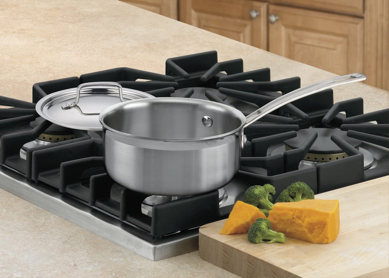 Cuisinart détail du couvercle et poignée Cool Grip rivetée pour confort et contrôle