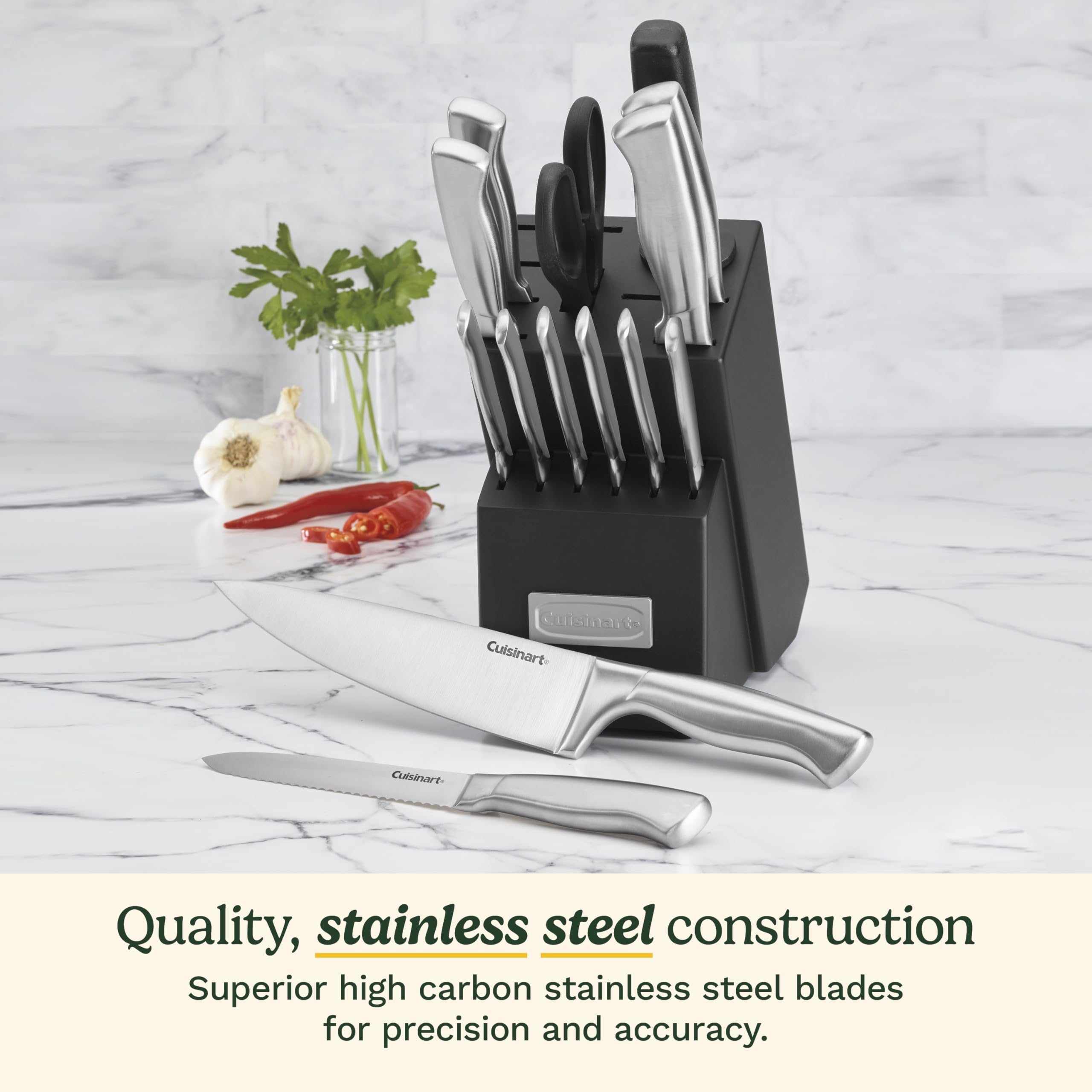 Cuisinart gros plan sur la lame en acier haute teneur en carbone, finition tranchante et durable