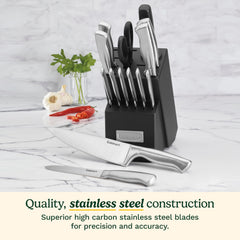 Cuisinart gros plan sur la lame en acier haute teneur en carbone, finition tranchante et durable