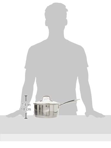 Cuisinart casserole à côté d'ustensiles pour référence de taille