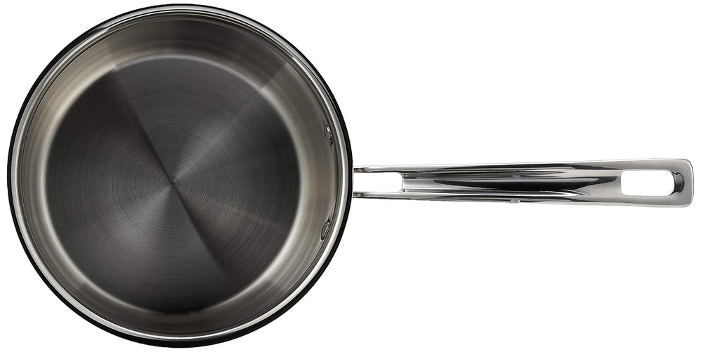 Cuisinart casserole en usage sur plaque montrant répartition homogène