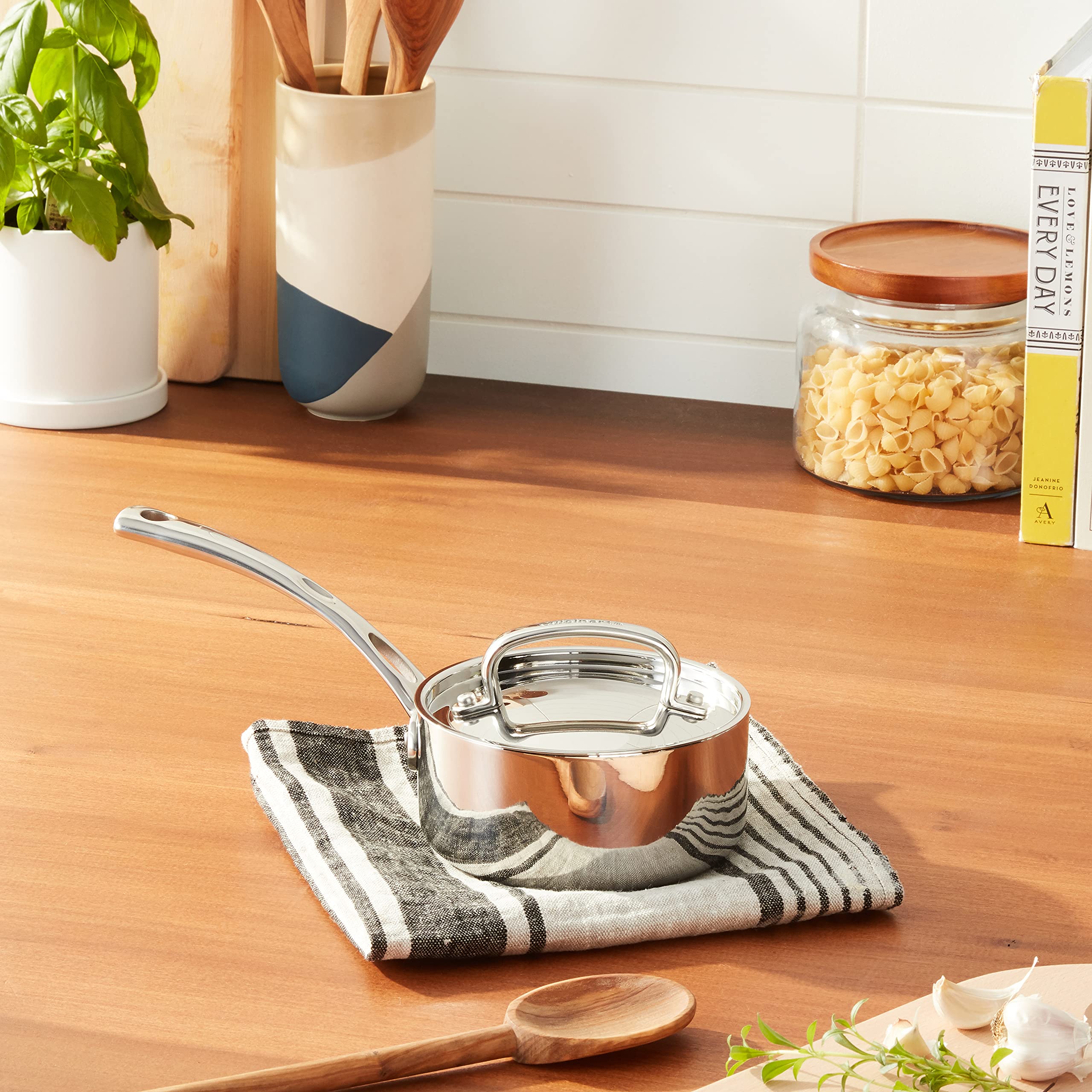Cuisinart FCT19-14 comparatif taille à côté d'une tasse, capacité pratique