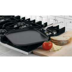 Cuisinart gros plan du revêtement PURELYCERAMIC montrant texture antiadhésive et facilité de nettoyage