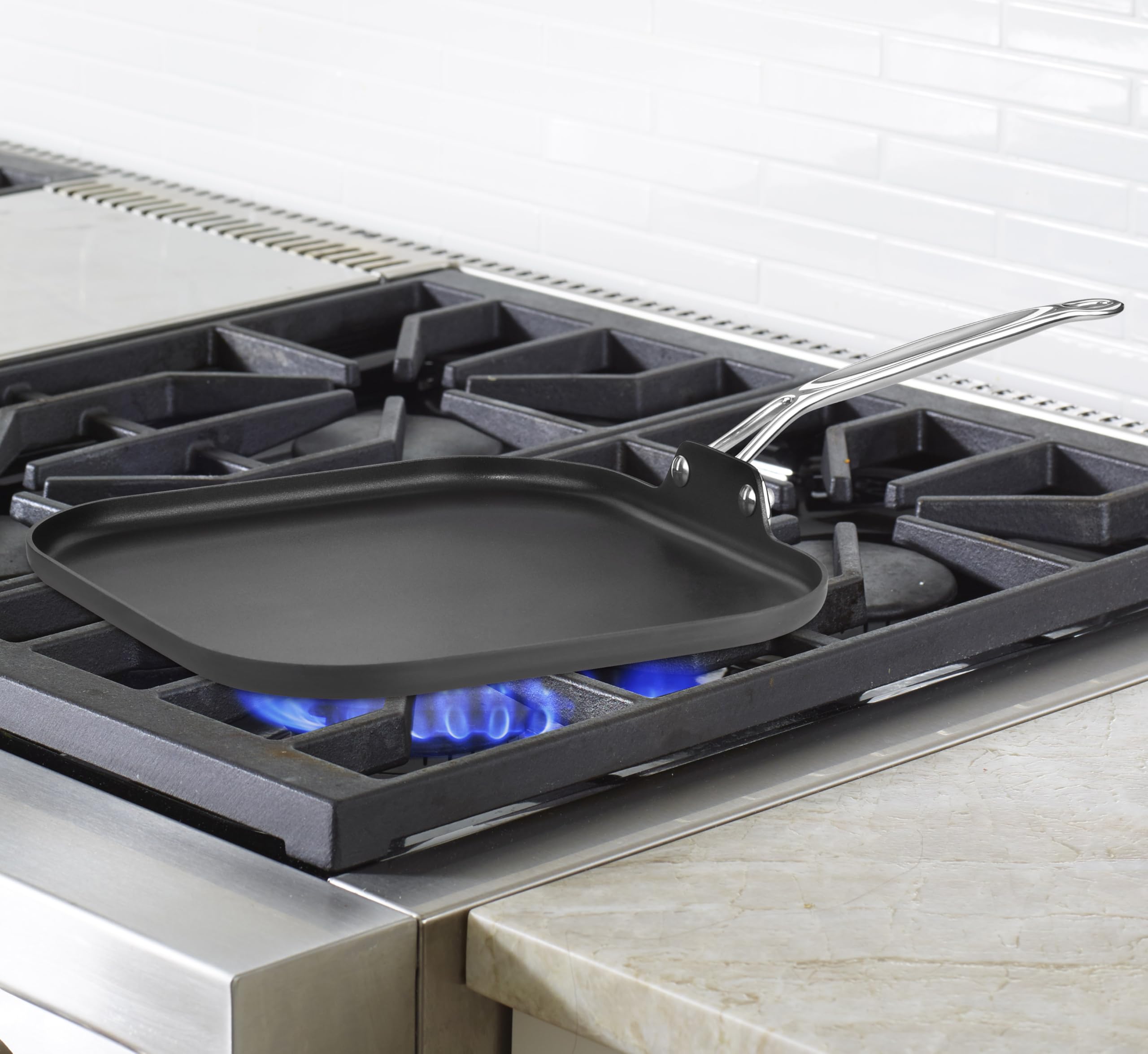 Cuisinart gril en usage sur la cuisinière avec aliments pour démontrer répartition homogène de la chaleur